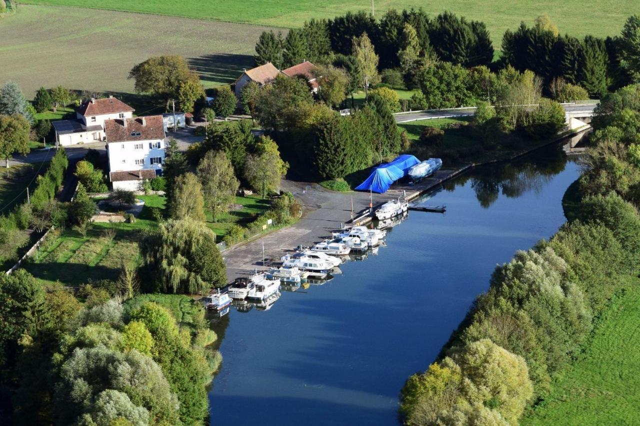 فيلا Domaine Du Port Sainte Marie Maizieres-les-Vic المظهر الخارجي الصورة